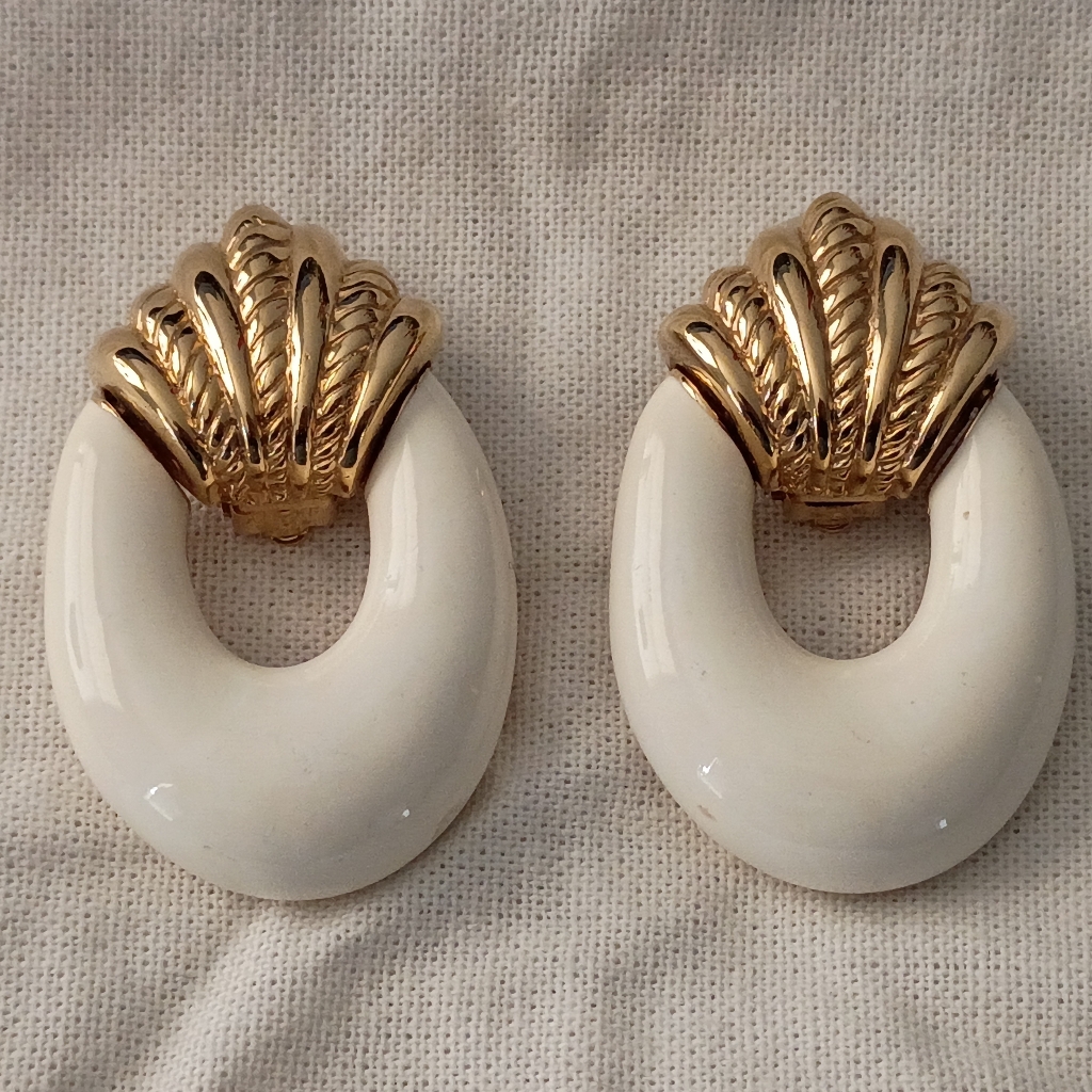 Ciner Door Knocker White Enamel Gold Tone Clip Earrings 2 125$